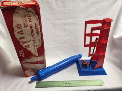 Cohete ICBM Marx Atlas de colección muy raro años 60 con plataforma de lanzamiento y pórtico Foto 1 de 4