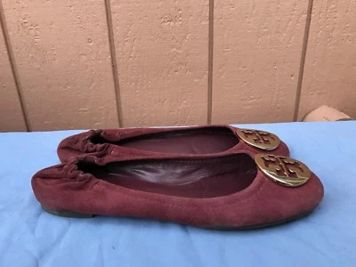 Usado en Excelente Condición Tory Burch Reva Ballet Pisos Vino Gamuza Dorado Logo Zapatos Talla EE. UU. 8M Mujeres A5 Foto 1 de 4