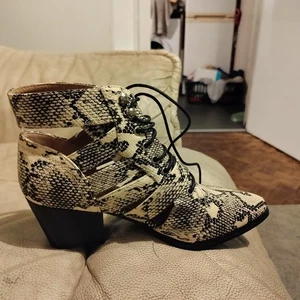 Western Shoe Boots Animal Print Size 5 to 4.5 Womens Block Heel Lace Up Cowgirl - Picture 1 of 1