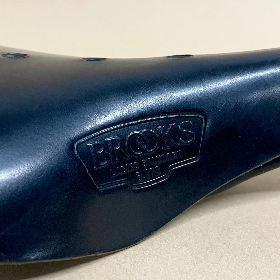 Brooks B17S(短)女士标准黑色手工蔬菜鞣制皮革马鞍 — 第 1/4 张图片