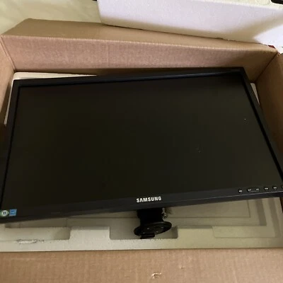 Samsung S22E450D Desktop Monitor - Image 1 of 4