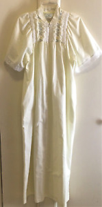 Donna Richard Gilligan & O'Malley Sz. M Long 1/2 Zip Nightgown Yellow Embroidery