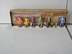 WALTER MERTEN MINIATURES - BOX 0-810 - Germany - TRAIN PASSENGERS - Picture 1 of 7