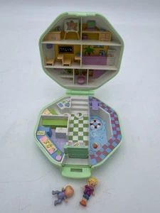 Vintage 1990 Bluebird Polly Pocket Polly's School Spielset kompakt mit 2 Figuren - Bild 1 von 8