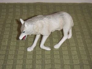 Figura de animal lobo realista Terra by Battat - Imagen 1 de 6