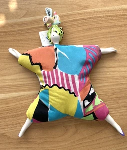 Etichetta copricapo fotocamera Poupee Millet Serge 1983 12” Francia originale (leggi) regalo - Foto 1 di 13