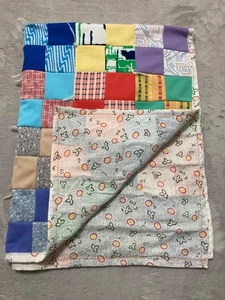 Manta de bebé casera - Cuadrados coloridos - 48" X 33" - Nunca usada - Imagen 1 de 12