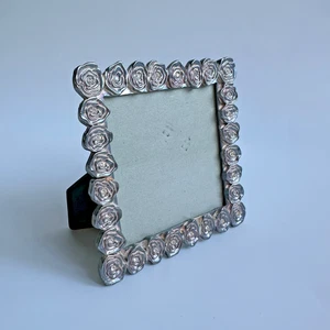 Marco de fotos vintage de diamantes de imitación de rosas 3D de metal ornamentado de 4x4" Y2K caprichoso - Imagen 1 de 8