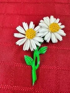 Broche Flor Vintage Dos Margaritas Pintado a Mano Blanco Amarillo Primavera Retro Moda Prendedor - Imagen 1 de 4