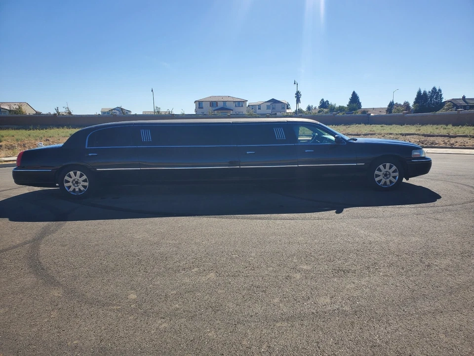 2004 Lincoln Town Car EXECUTIVE Stretch Limousine - Image 1 of 4