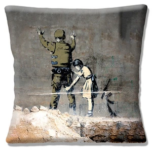 Funda cojín multi 16" artista de graffiti ""Girl Frisking Soldier - Imagen 1 de 3