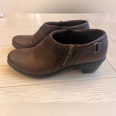 Sapato bota Easy Spirit, tamanho 8.5 marrom couro sintético com zíper - Imagem 1 de 4