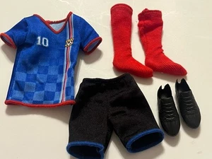 Ken Soccer Doll #10 Uniforme Calcio Vestiti Pantaloncini Tacchetti Calzini - Foto 1 di 8