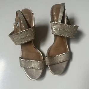 Jack Rogers Größe 9,5 weich gold Vanessa Stack geflochtenes Leder Keilabsatz Sandalen Schnalle - Bild 1 von 6