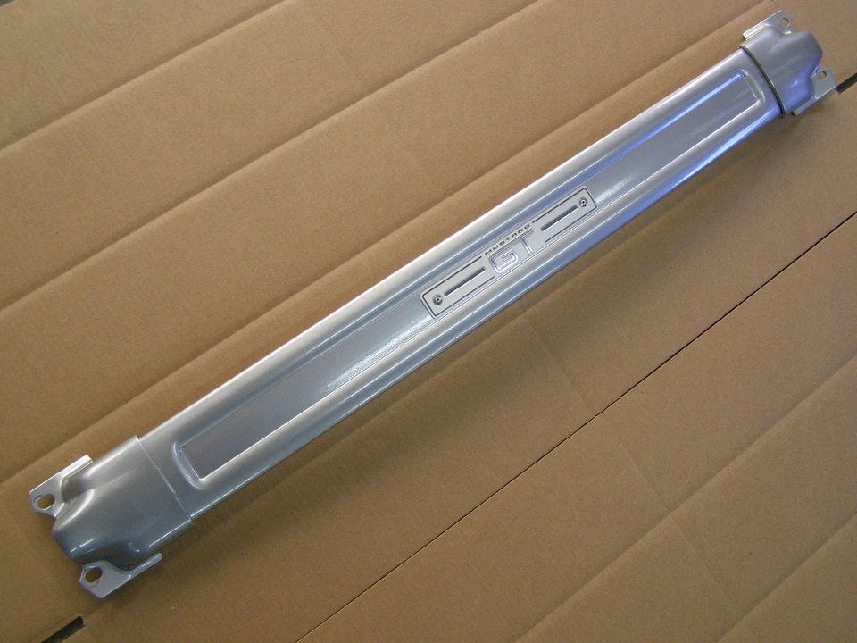 原始设备制造商 2011 2012 年 2013 福特野马 GT 支柱塔发动机交叉支撑杆全新无标签 — 第 1/1 张图片