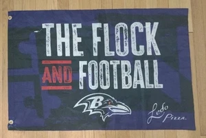 2 Baltimore Ravens Flagge Sammler Flagge The Flock und Fußball Lot (32"x23 1/2") - Bild 1 von 4