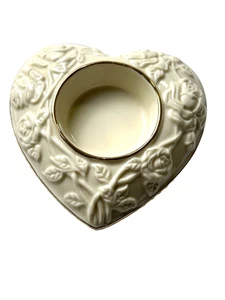 Candelabro de porcelana en forma de corazón Lenox con diseño en relieve rosa y borde dorado - Imagen 1 de 7