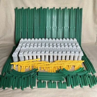 Железнодорожная и дорожная система Fisher-Price GeoTrax рельсы пандусы стояки (72 шт.) - Изображение 1 из 4