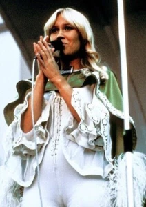 Agneta Faltskog Unsigned 6" x 4" Photo - ABBA *62 - 100% to Cancer Charity - Afbeelding 1 van 1