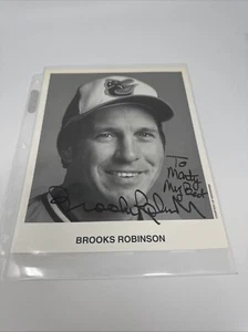HOF BROOKS ROBINSON AUTOGRAPHED/ SIGNED 8x10 B&W Photo - Picture 1 of 3