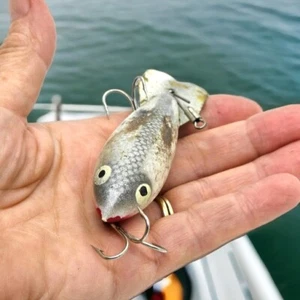 Esca da pesca vintage a forma di bomber nuoto all'indietro coda in metallo unica 3 in - Foto 1 di 9