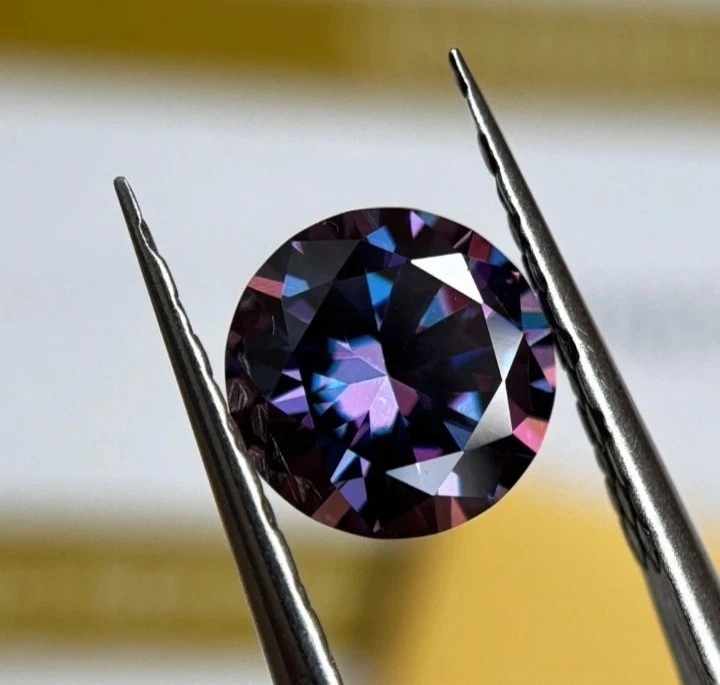 Lab Grown Oval Diamond 2.00 ct Purple Color VVS1 Round Cut Certified Loose Stone - Image 1 of 1