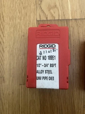 Genuine RIDGID 1/2" - 3/4" BSPT Alloy Steel UNIV Pipe Dies CAT No. 18951 - Image 1 of 2