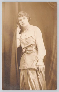 Postal RPPC Joven Eduardiana Mujer en Faja Vestido - Bell Studio Trenton NJ - Imagen 1 de 4