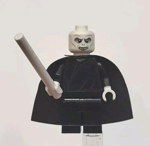 LEGO HARRY POTTER LORD VOLDEMORT DARK GREEN MINIFIGURE hp098 USED 4865 w/WAND - Picture 1 of 3