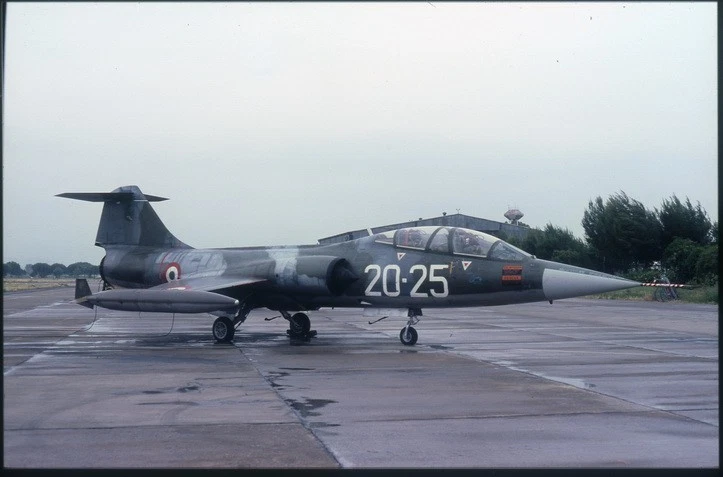 original 35 mm Slide aircraft ItAF TF-104G 20-25 MM54260 Foto 1 de 1