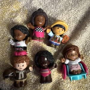 Estatuillas Fisher Price Little People. Lote de 6 Barbie en silla de ruedas de acción - Imagen 1 de 3