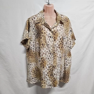 Top con botones estampado animal Covington para mujer talla 20/22W Foto 1 de 4