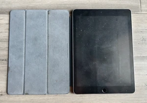 9.7" Apple iPad 6ta Generación 32GB WiFi con Cubierta - MR7F2LL/A - Bueno - Imagen 1 de 11