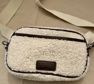 Borsa a tracolla/fanny pack lavanderia Shelli Segal avorio sherpa tracolla regolabile nuova con etichette - Foto 1 di 19