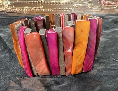 Vintage MOP Mother of Pearl Multi color Abalone Shell Rainbow Bracelet Funky - Image 1 of 4