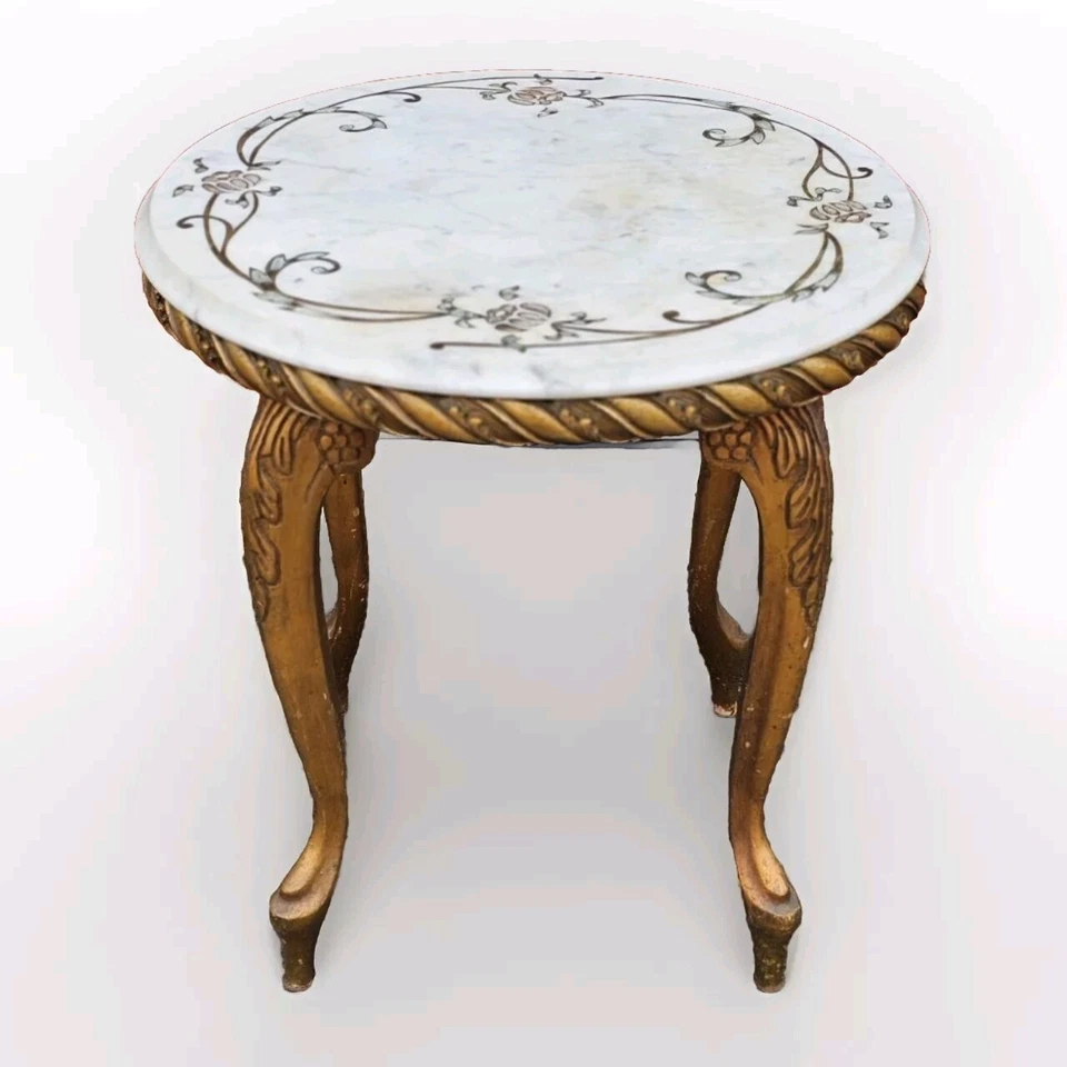 Mesa auxiliar con acabado dorado envejecido con tapa redonda de mármol italiano estilizado Foto 1 de 4