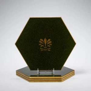 Alfombra trivet madera flor de lis esmaltada hexagonal oro verde 9,75" w - Imagen 1 de 5