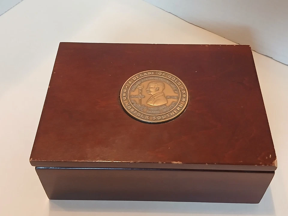 Norfolk & Southern 1998 A Decade of Gold 1989-1998 caja de madera de cerezo forrada Foto 1 de 4