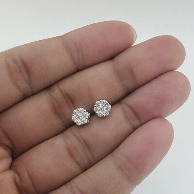 Aretes de flores con racimo de diamantes de corte redondo simples creados en laboratorio en plata 925 Foto 1 de 4
