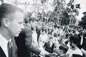 Ed Tucker Signed Autographed 4x6 Photo JFK Assassination Secret Service Detail - Picture 1 of 2