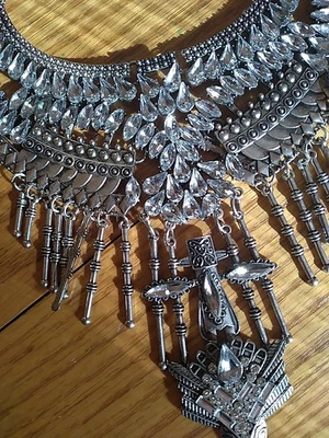 Collar con pechera de diamantes de imitación de plata cristales audaces  Foto 1 de 3