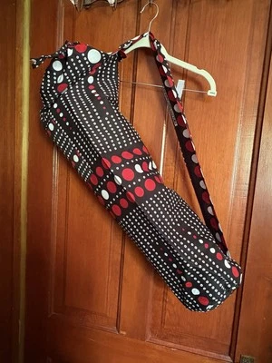 Bolso Estera de Yoga Rojo, Blanco y Negro Estampado con Bolsillo con Cremallera y Correa de Transporte NUEVO Foto 1 de 4