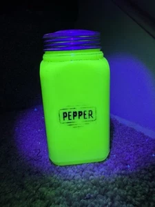 McKEE Jadeite Green Glass Square Large Box Shaker PEPPER - Picture 1 of 10