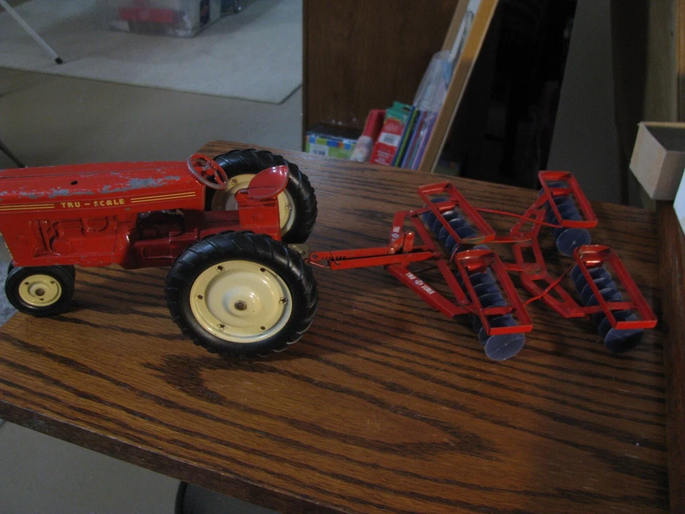 Tru-Scale Farm Tractor & Disc Plow  Red  1:16 #GRN SH - Image 1 of 4