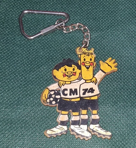 TIP & TAP  FIFA WORLD CUP GERMANY   1974 vintage KEY RING Mascot soccer football Cover
