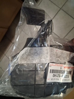 Extensión de guía de aire del radiador izquierda Toyota Yaris 2012-2014 (53287-52140)  Foto 1 de 3