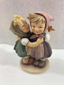 Statuina Goebel Hummel che racconta i suoi segreti ragazze che abbracciano sussurrando W. Germania - Foto 1 di 5