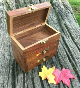 Kleine hölzerne Delfinschmuckbox mit Schubladen & Messingdetail - Bild 1 von 5