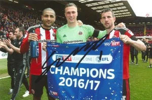 FOTO DE CELEBRACIÓN PROMOCIONAL SHEFFIELD UNITED: SIMON MOORE FIRMADA 6x4 + certificado de autenticidad - Imagen 1 de 1