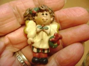 VINTAGE CUTE RESIN ANGEL GIRL WREATH CHRISTMAS HOLIDAY PIN/ BROOCH - Picture 1 of 4